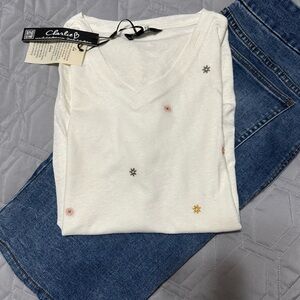 🇨🇦Sz L⭐️NWT Charlie B Cream V-Neck Linen Blend Tee with Embroidered Flowers.